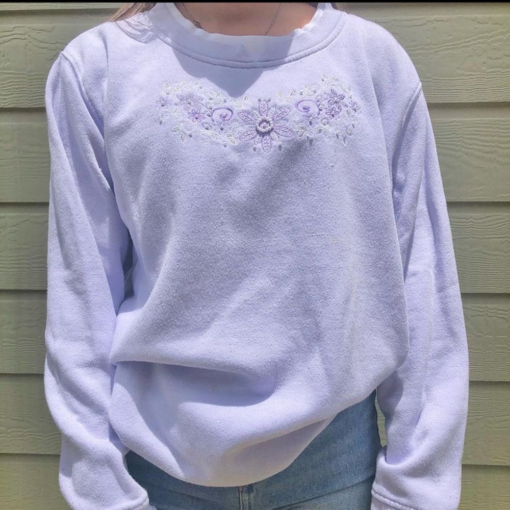 Lilac flower crewneck!